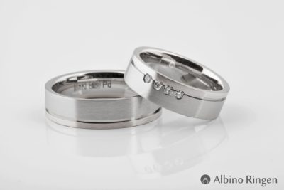 Een palladium ring die zowel glanzend als mat is met vier briljant geslepen diamanten.