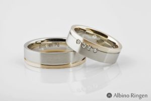 De ring is gemaakt van Geelgoud en Palladium, de ring is geheel mat met vier briljant geslepen diamanten.