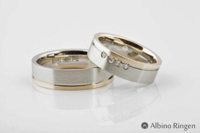 De ring is gemaakt van Geelgoud en Palladium, de ring is geheel mat met vier briljant geslepen diamanten.