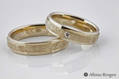 Een geelgouden ring met een ice bewerking over de gehele band en een rond gelsepen diamant.