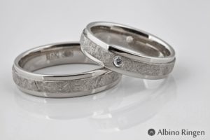 Een ring gemaakt van Palladium met een ice bewerking en een rond geslepen diamant.
