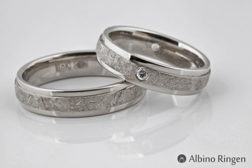 Een ring gemaakt van Palladium met een ice bewerking en een rond geslepen diamant.