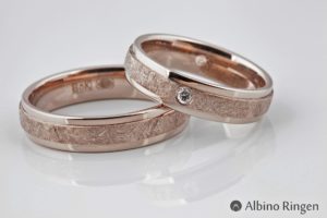 De ring is gemaakt van roodgoud met een ice bewerking over de gehele band en een rond geslepen diamant.
