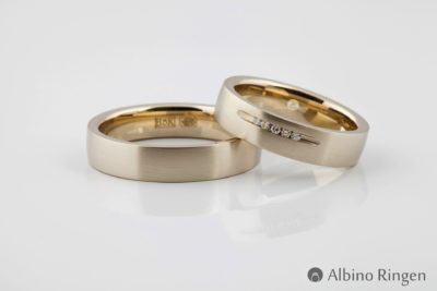 Een volledig matte ring gemaakt van 14k goud met strakkere hoeken en vijf briljant geslepen diamanten in de ring gezet.