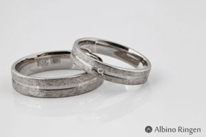 Een ring gemaakt uit Palladium met een ice bewerking, een matte lijn detail en een briljant geslepen diamant.