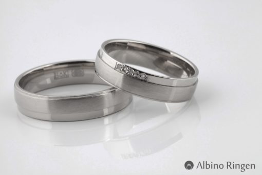 Een ring gemaakt van Palladium met een matte band over de glanzende ring, inde glanzende ring zitten vijf diamanten verwerkt.