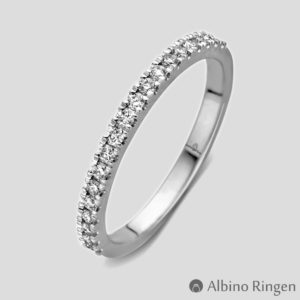 Een witgouden dunne ring met 19 ronde diamanten op de bovenzijden van de ring geplaatst