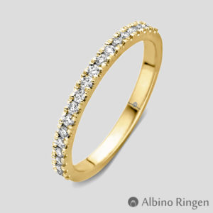 Een dunne geelgouden ring met met 19 ronde diamanten op de band.